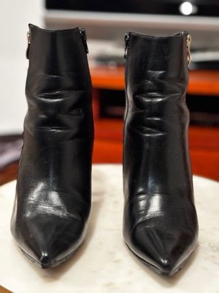 Zapatos de tacón negros con pedrería