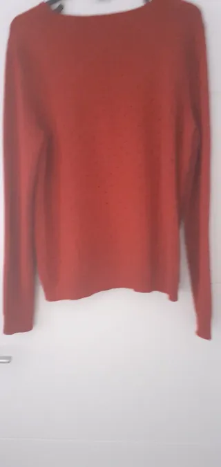 Jersey rojo con topos negros