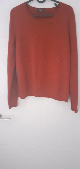 Jersey rojo con topos negros