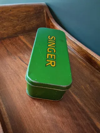 Cajita metal antigua accesorios Singer vacía