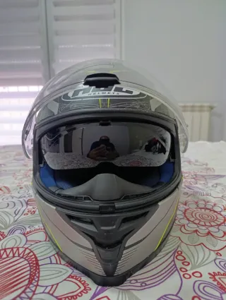 Casco HJC.