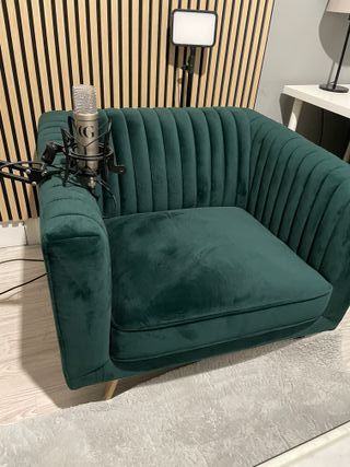 Butaca de terciopelo verde con patas doradas