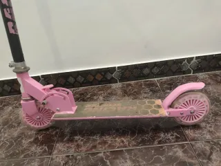 Patinete rosa con ruedas de luces