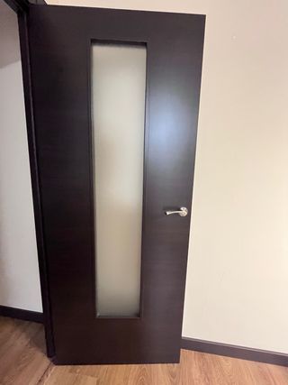 Puerta interior color wengué con molduras