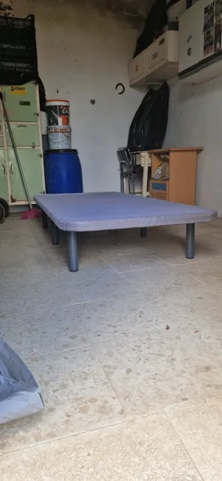 Base tapizada 90x190 cm con patas metalicas