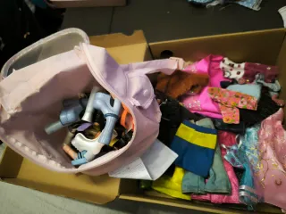 Muñecas Barbies y Bratz