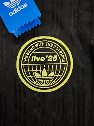 Camiseta Adidas Oasis Gira 2025 Negra y Amarilla