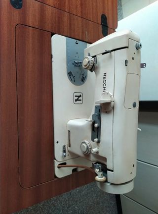 Macchina da cucire Necchi completa di mobile
