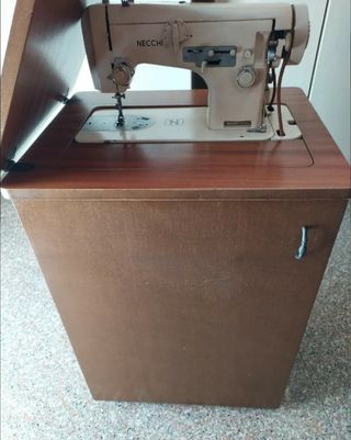 Macchina da cucire Necchi completa di mobile