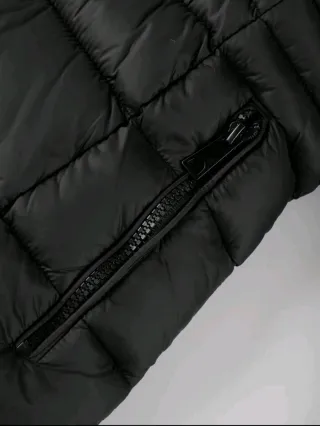 Chaquetón impermeable negro con capucha