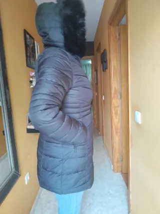 Chaquetón impermeable negro con capucha