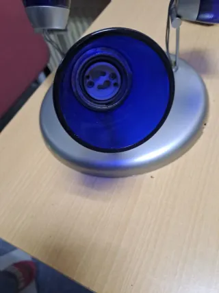 Lámpara de techo azul y plateada