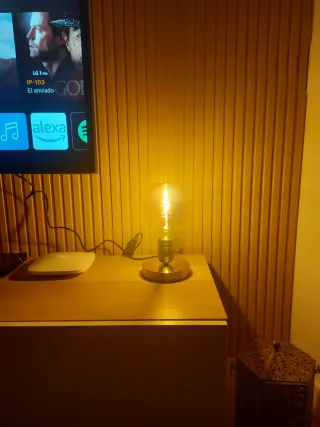 Lámpara de mesa dorada y transparente