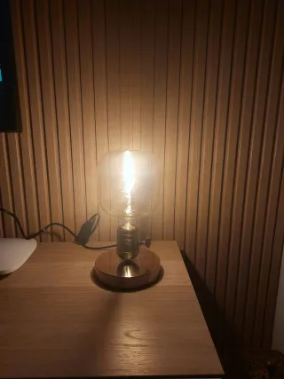 Lámpara de mesa dorada y transparente