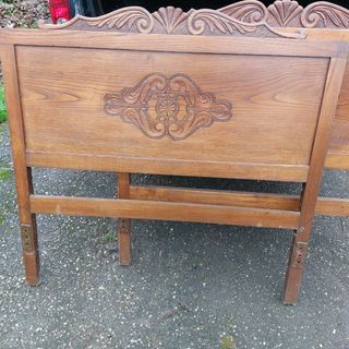 Mesita y cabeceros antiguos madera artesanal