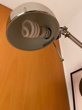 Lámpara de escritorio IKEA plateada