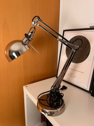 Lámpara de escritorio IKEA plateada