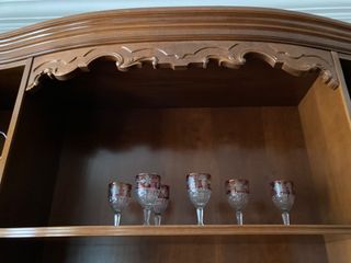 Mueble de comedor de madera y cristal