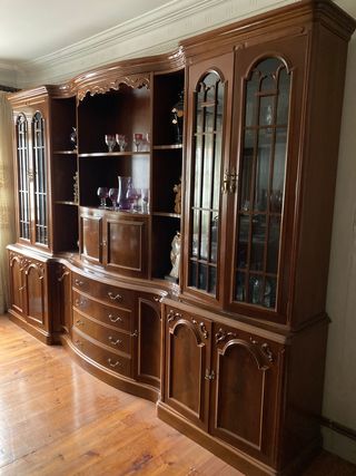 Mueble de comedor de madera y cristal