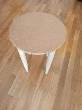 Cabecero y mesilla a juego.