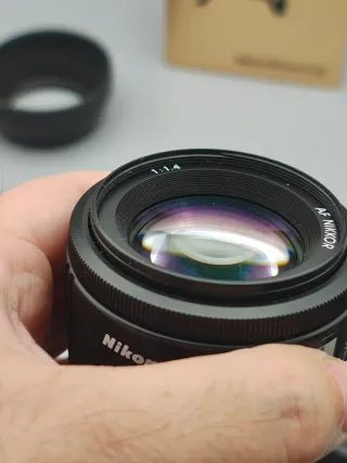 Nikon AF Nikkor 50mm f/1.4 con parasol HR-1