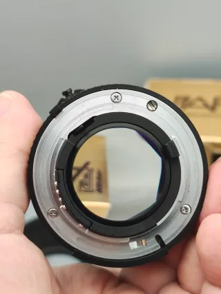 Nikon AF Nikkor 50mm f/1.4 con parasol HR-1