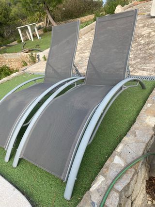 2 Tumbonas de tela y metal grises
