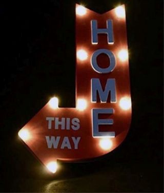 Cartel luminoso HOME y THIS WAY