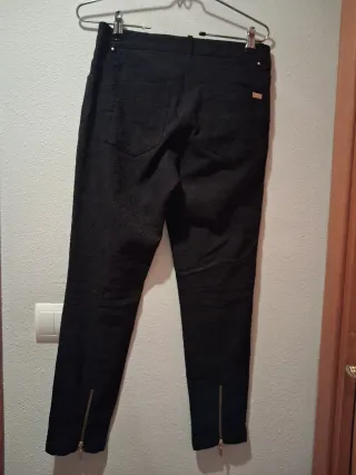 Pantalón H&M negro bordado
