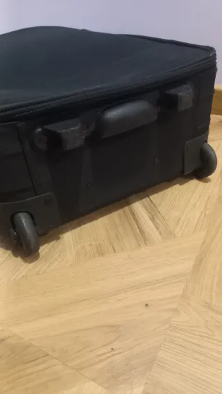 Maleta de viaje negra con ruedas