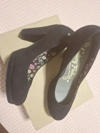 Zapatos de salón negros ante mustang