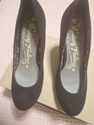 Zapatos de salón negros ante mustang