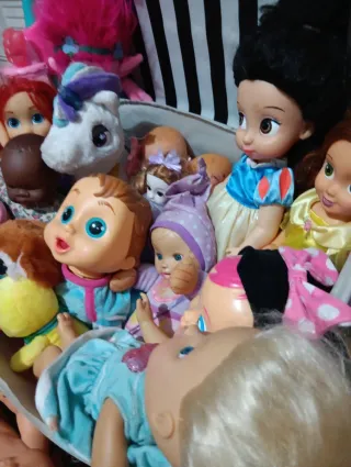 Caja de muñecas y peluches variadas