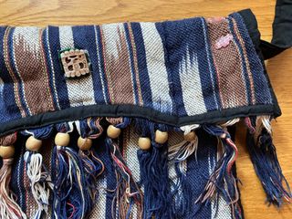 Bolso bandolera étnico flecos y abalorios