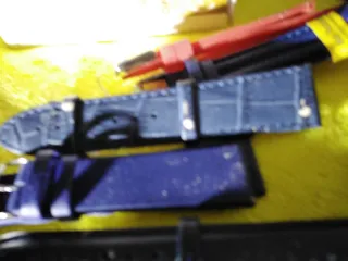 Correas de reloj de cuero azul y rojo