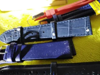 Correas de reloj de cuero azul y rojo