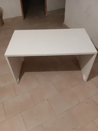 Mesa de salón blanca de madera