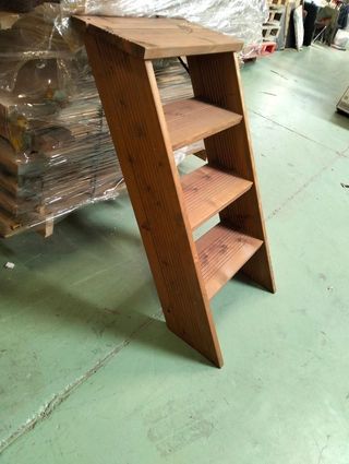 Escalera exterior de madera para piscina