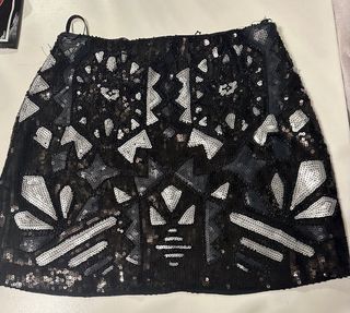 Falda de lentejuelas negra y plateada