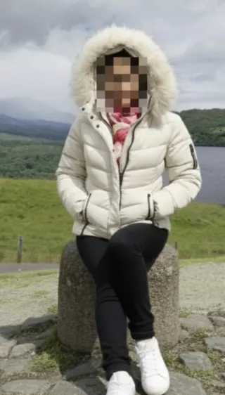 Abrigo acolchado blanco crudo con capucha de pelo.