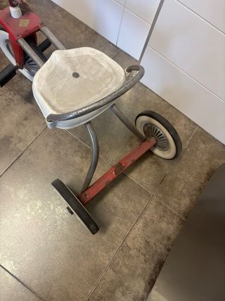 Triciclo antiguo para restaurar