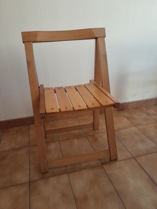 Silla plegable retro, vintage, de madera maciza.