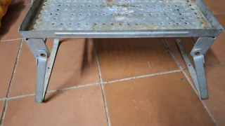 Peldaño metálico con tabla de madera