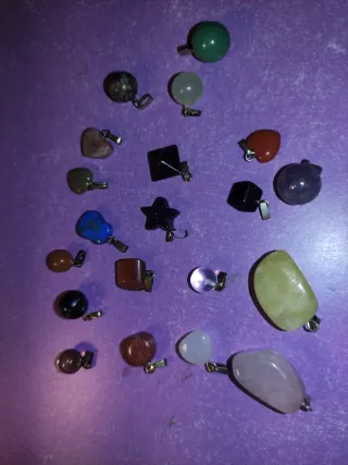 Colgantes de piedras naturales variadas