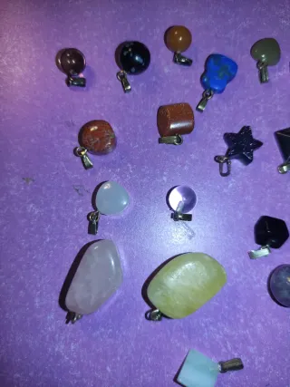 Colgantes de piedras naturales variadas