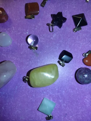 Colgantes de piedras naturales variadas