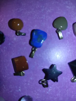 Colgantes de piedras naturales variadas