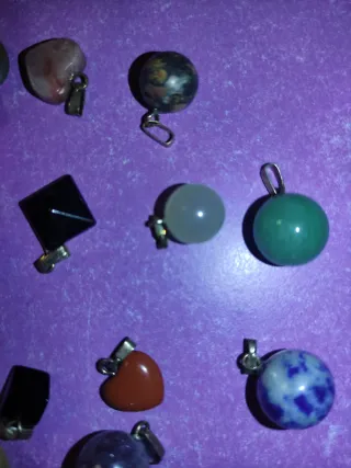 Colgantes de piedras naturales variadas