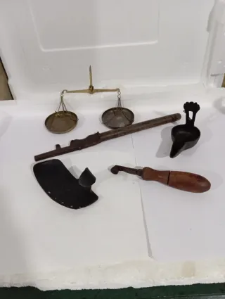 Balanza antigua y herramientas
