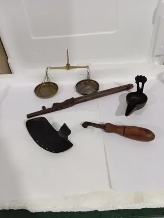 Balanza antigua y herramientas
